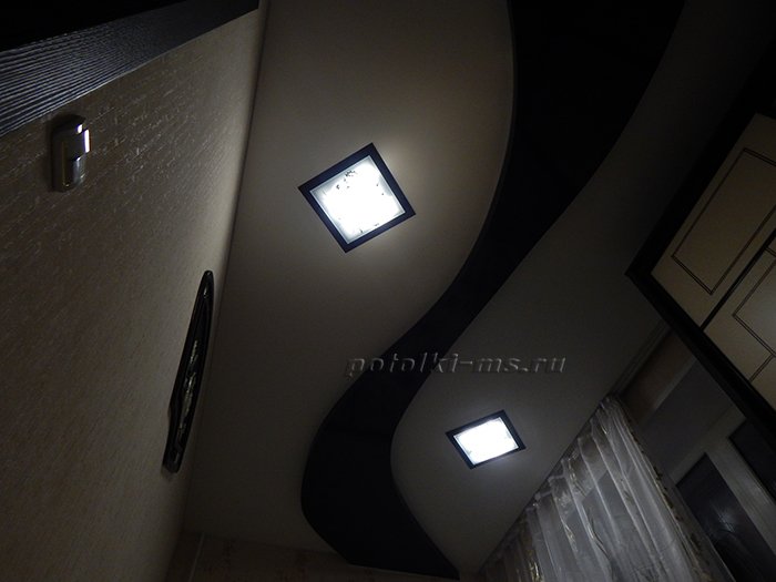 Двухуровневый натяжной потолок с встроенной подсветкой