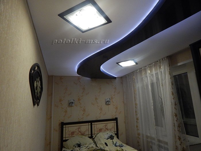 Двухуровневый натяжной потолок с встроенной подсветкой